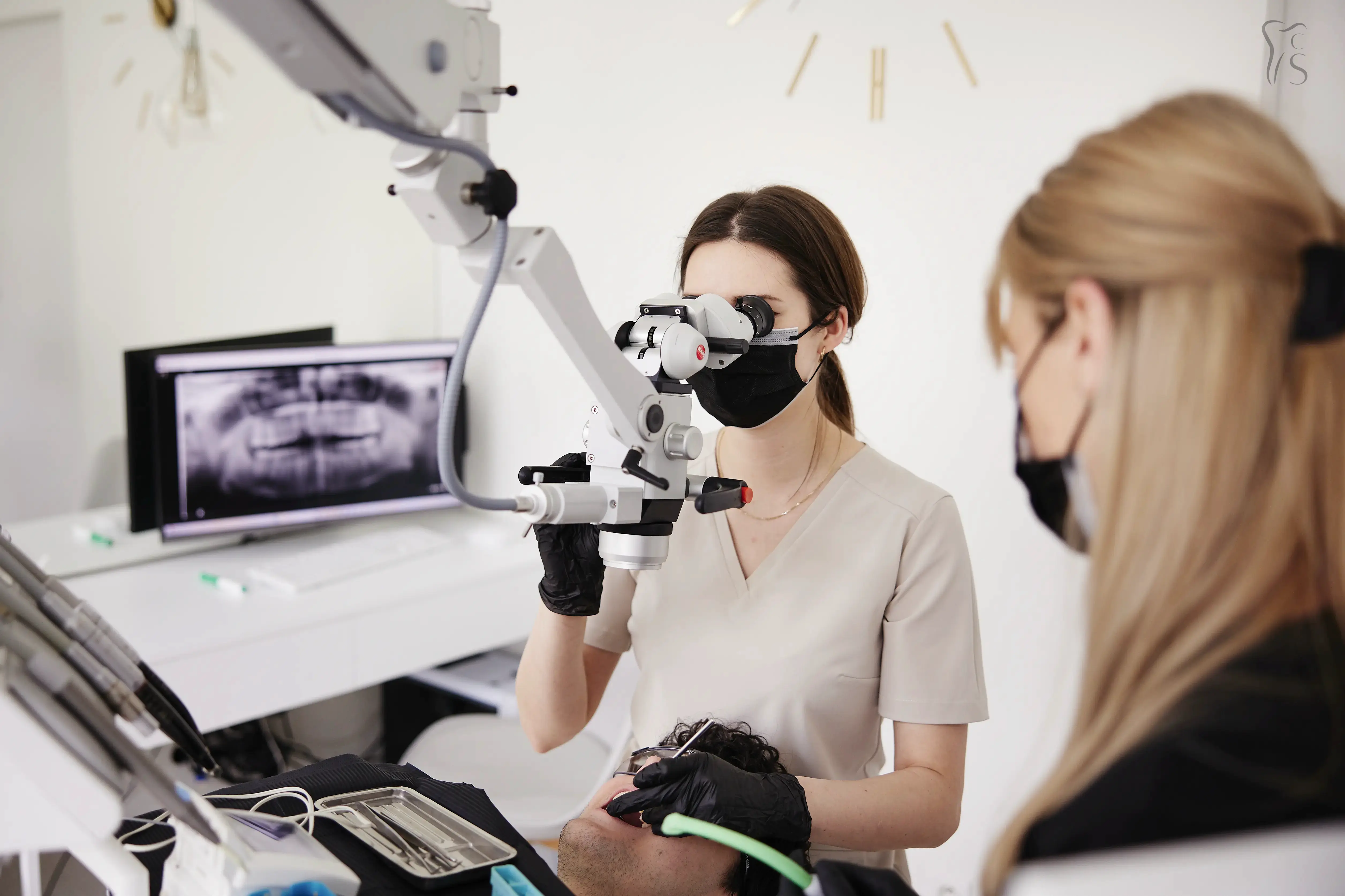 Precyzyjne leczenie z użyciem mikroskopu dentystycznego